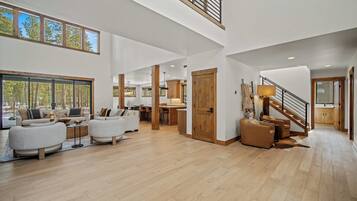 Una televisión, una chimenea