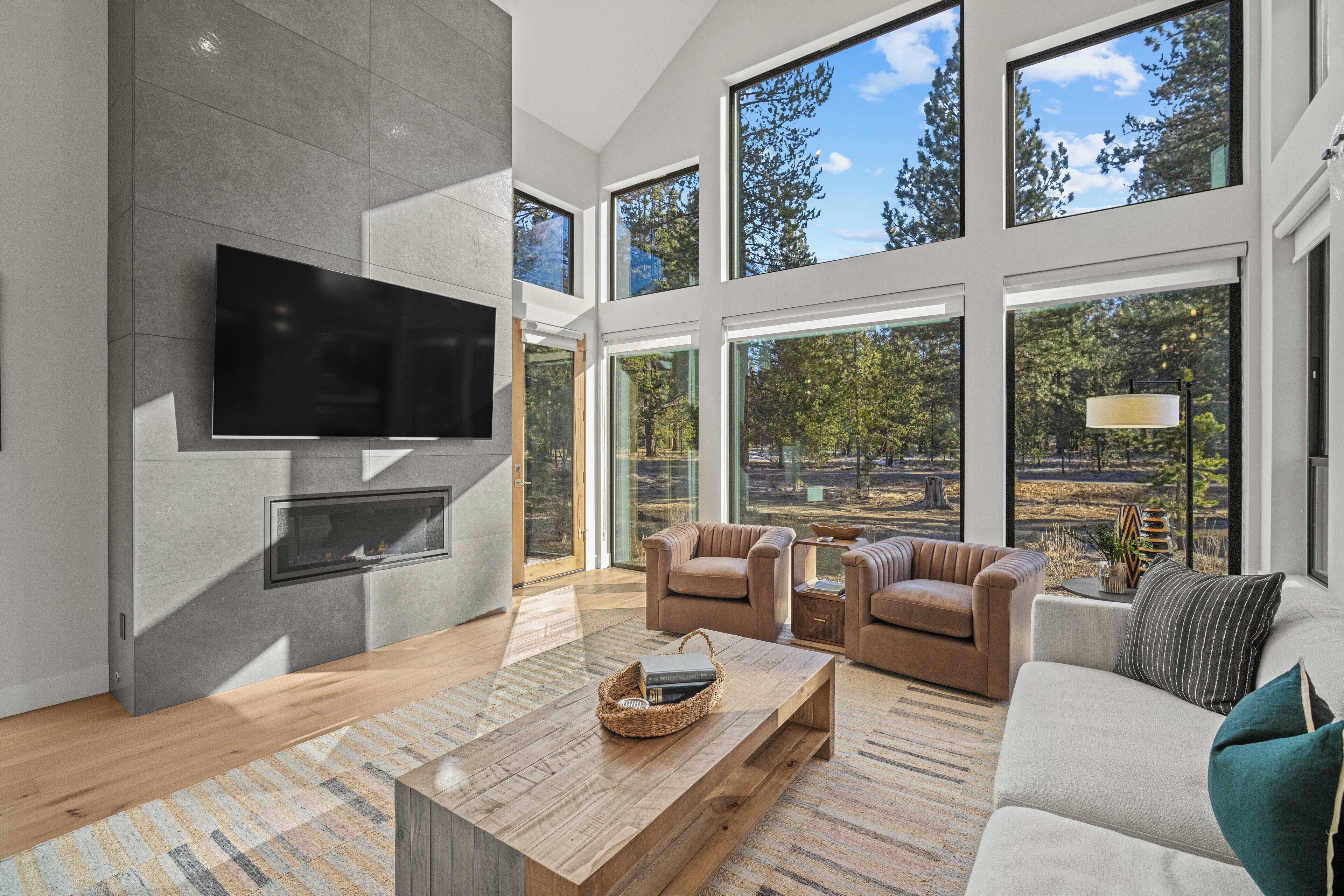 Televisión y chimenea 