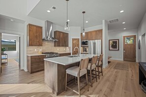 Refrigerador, microondas, parrilla de estufa y cafetera y tetera