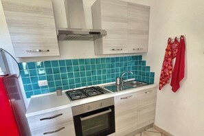 Geladeira, cooktop, torradeira