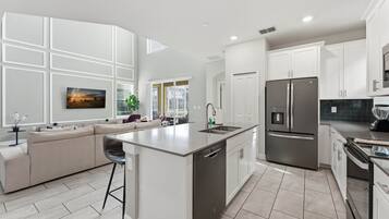 Réfrigérateur, micro-ondes, four, cafetiÚre/bouilloire