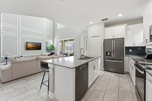 Refrigerador, microondas, horno y cafetera y tetera 