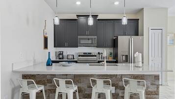 Réfrigérateur, micro-ondes, four, cafetiÚre/bouilloire