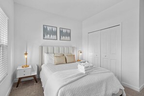 5 bedrooms, iron/ironing board, internet, bed sheets