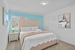 Tabla de planchar con plancha, internet y ropa de cama 