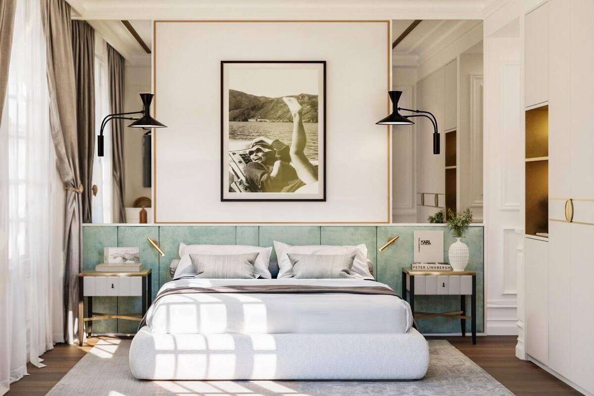 Een slaapkamer met een groot bed, twee nachtkastjes, een raam met gordijnen en een lijstfoto aan de muur.