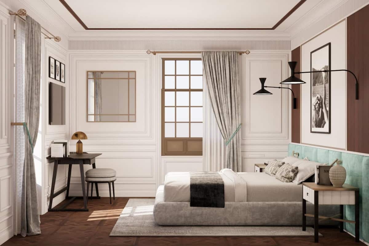 Een slaapkamer met een bed, een bureau, een stoel, een raam met gordijnen en wandlampen.