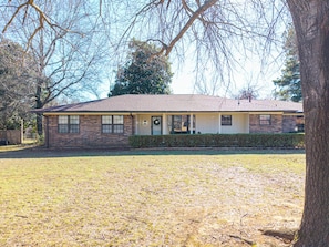 Exterior - Spacious and Cozy Royal Ridge Retreat (Fort Smith)