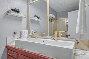 Shower, hair dryer, towels, soap - Spacious and Cozy Royal Ridge Retreat (Fort Smith)