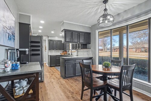 Spacious and Cozy Royal Ridge Retreat