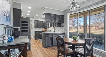 Spacious and Cozy Royal Ridge Retreat