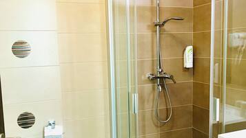 Chambre avec lits jumeaux, balcon, vue cour intérieure | Salle de bain