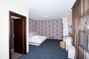 A bedroom with a bed, a desk, a chair, and a wardrobe. - Albert Hotel & Restaurant (Ploiești)