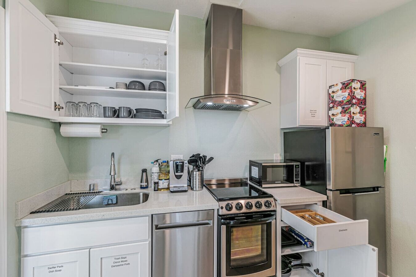 Frigorífico, microondas, horno y placa de cocina