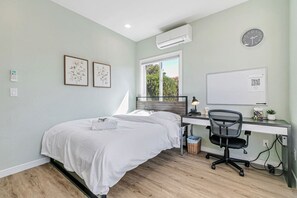 Escritorio, tabla de planchar con plancha, wifi y ropa de cama 