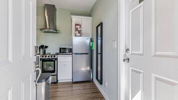 雪櫃、微波爐、焗爐、爐具