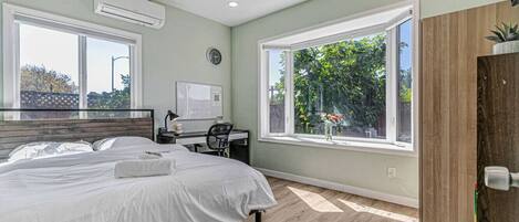 Desk, iron/ironing board, WiFi, bed sheets