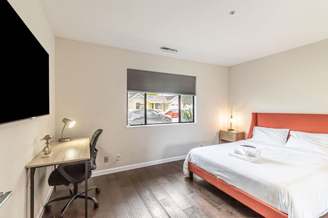 Desk, WiFi, bed sheets