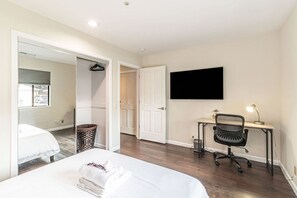 Escritorio, wifi y ropa de cama 