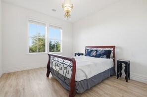 Schreibtisch, Bügeleisen/Bügelbrett, WLAN, Bettwäsche