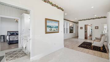 Escritorio, tabla de planchar con plancha, wifi y ropa de cama