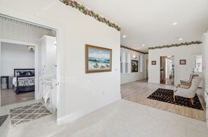 Escritorio, tabla de planchar con plancha, wifi y ropa de cama 