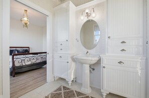 Desk, iron/ironing board, WiFi, bed sheets - Breathtaking views Luxury Mansion 2 hr from Dublin (Sonora)