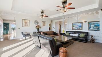 Televisión, chimenea, videojuegos y tenis de mesa