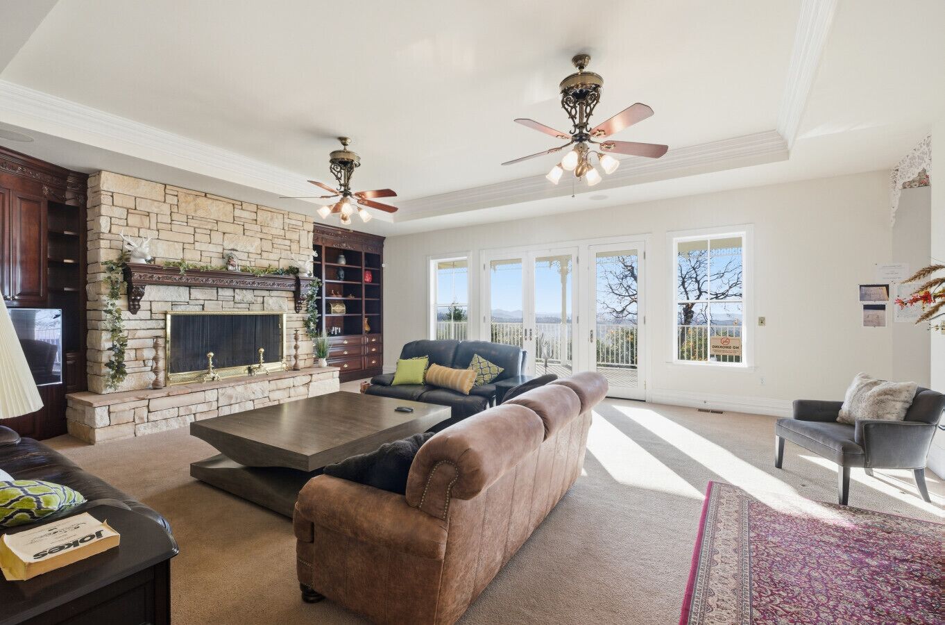 Fernseher, Kamin, Videospiele, Tischtennisplatte