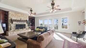 Fernseher, Kamin, Videospiele, Tischtennisplatte