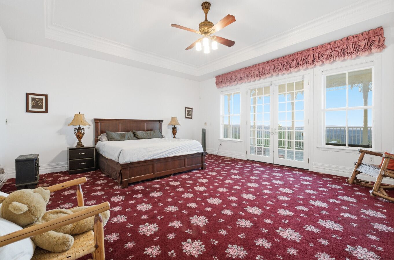 Escritorio, tabla de planchar con plancha, wifi y ropa de cama 