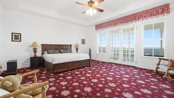 Escritorio, tabla de planchar con plancha, wifi y ropa de cama