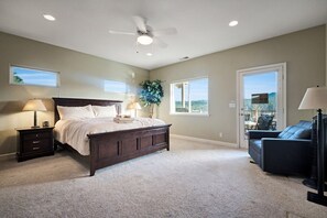 Desk, iron/ironing board, WiFi, bed sheets - Big Yosemite Mansion Large Groups Pinemt Lake (Groveland)