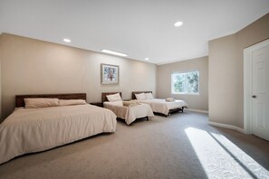 Desk, iron/ironing board, WiFi, bed sheets - Big Yosemite Mansion Large Groups Pinemt Lake (Groveland)