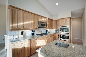 Fridge, microwave, oven, stovetop - Big Yosemite Mansion Large Groups Pinemt Lake (Groveland)