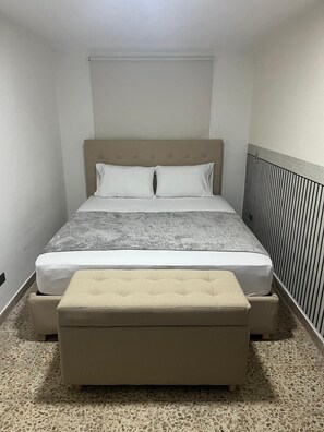 Tabla de planchar con plancha, internet y ropa de cama 