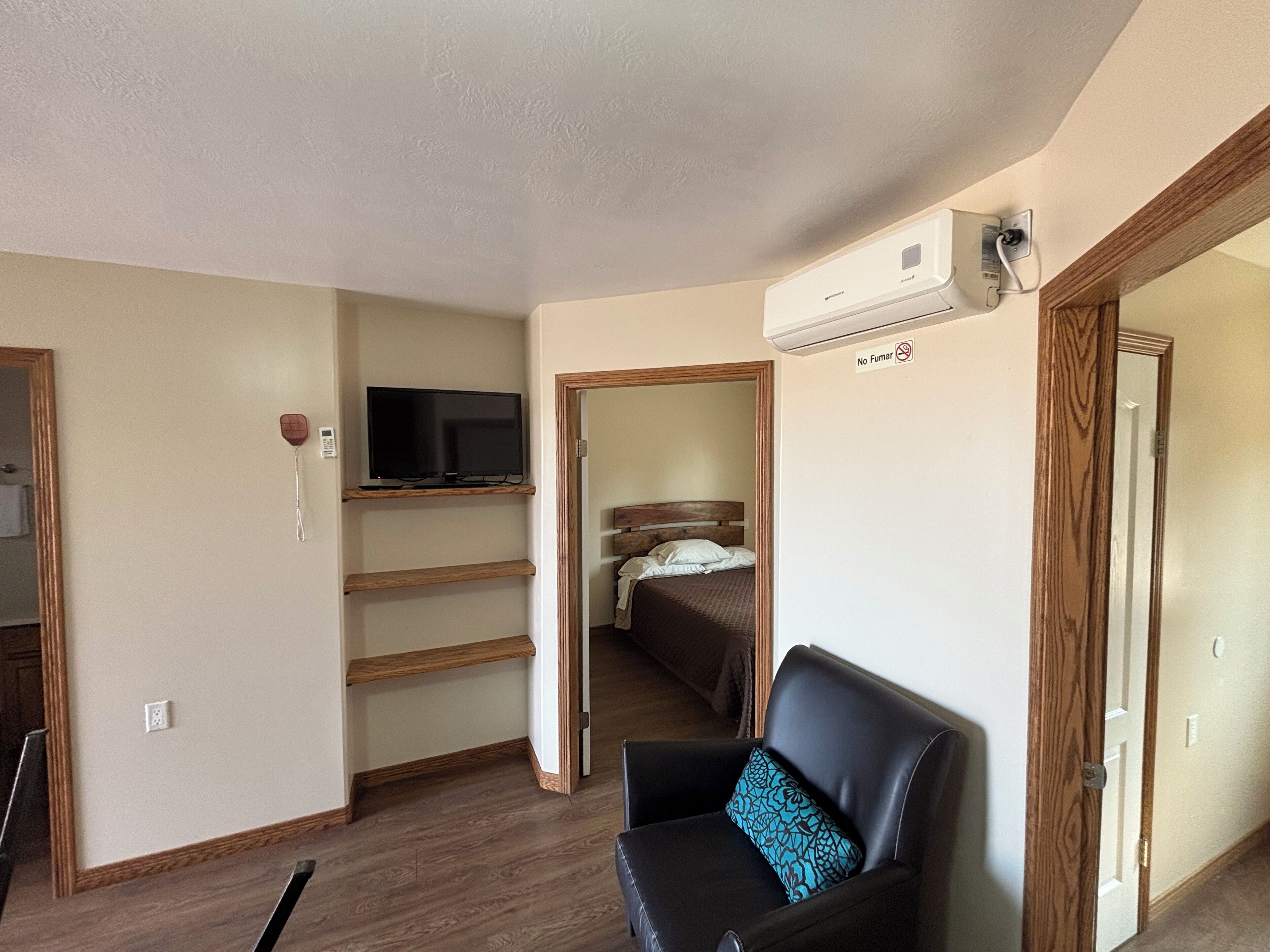 Suite | Meja kerja, ruang kerja ramah laptop, dan Wi-Fi gratis