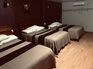 Triple Room | Desk, laptop workspace, free WiFi - Hotel Familiar Valle la Esperanza (Ahumada)