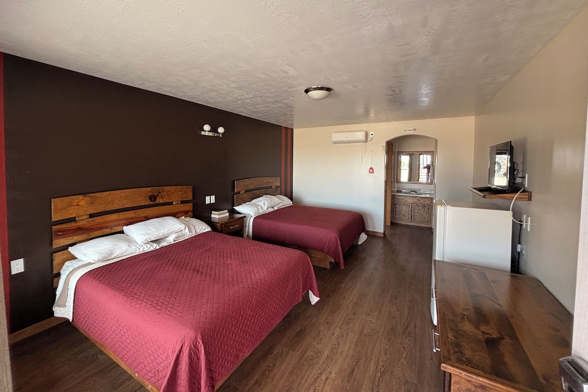 Kamar Double | Meja kerja, ruang kerja ramah laptop, dan Wi-Fi gratis