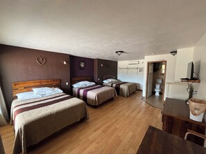 Dreibettzimmer | Schreibtisch, laptopgeeigneter Arbeitsplatz, kostenloses WLAN