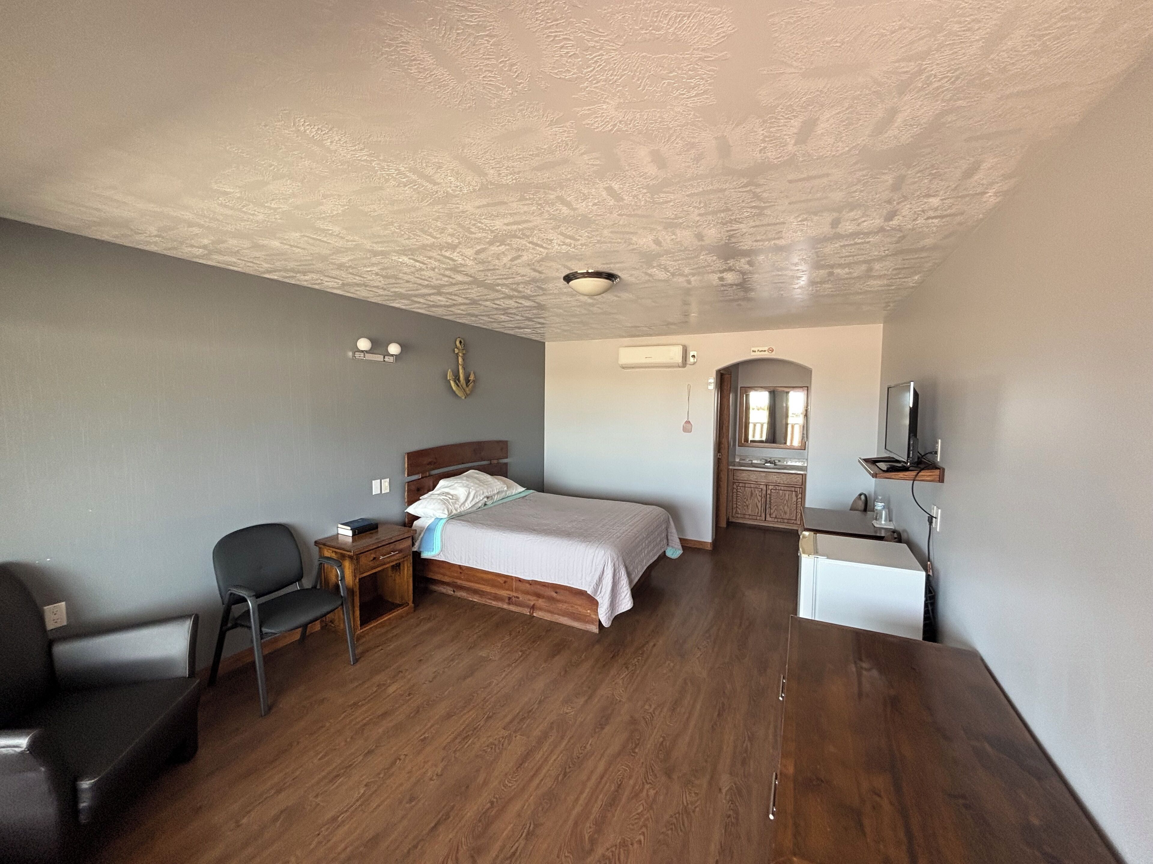 Enkeltrom | Skrivebord, skrivebord for bærbar PC og wi-fi (inkludert)