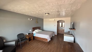 Enkeltrom | Skrivebord, skrivebord for bærbar PC og wi-fi (inkludert)