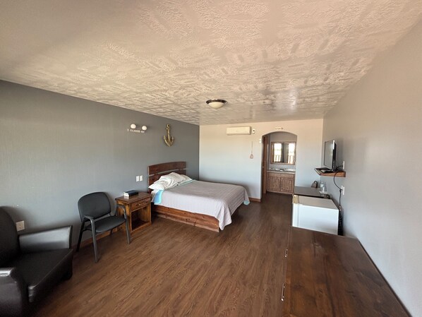 Single Room | Desk, laptop workspace, free WiFi