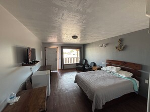 A room with a bed, a desk, a chair, and a television. - Hotel Familiar Valle la Esperanza (Ahumada)