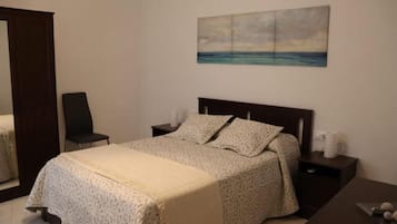 Een strijkplank/strijkijzer, wifi, beddengoed