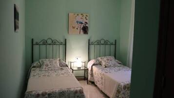 Een strijkplank/strijkijzer, wifi, beddengoed