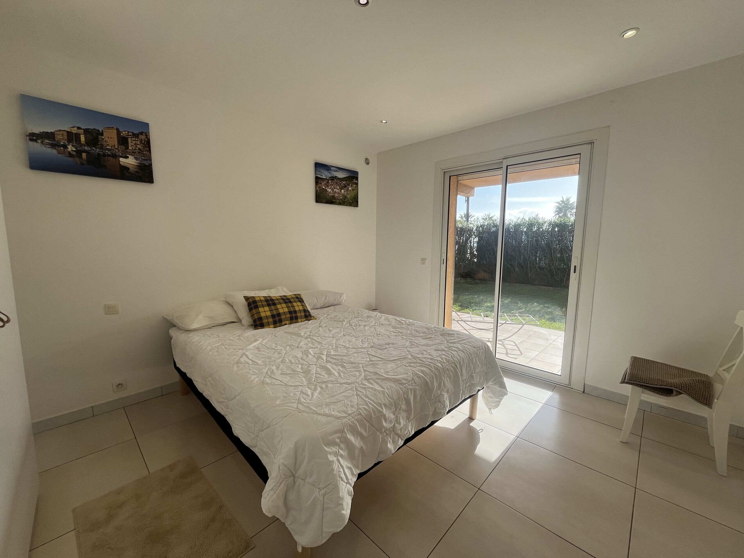 Een strijkplank/strijkijzer, gratis wifi, beddengoed