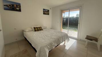 Een strijkplank/strijkijzer, gratis wifi, beddengoed