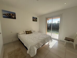 Iron/ironing board, free WiFi, bed sheets