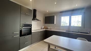 Réfrigérateur, micro-ondes, four, lave-vaisselle